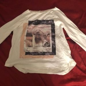 a medium sleeve t shirt